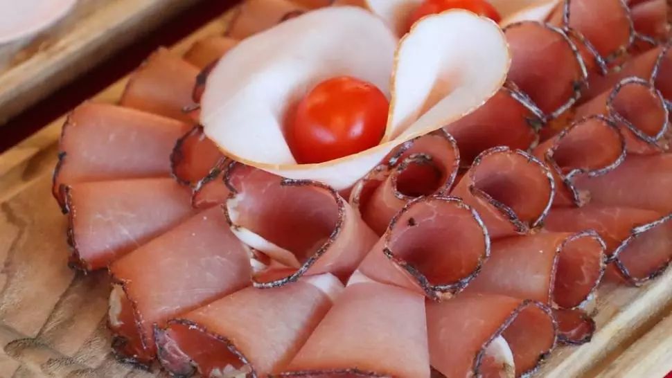 Ce se întâmplă în corpul tău dacă mănânci zilnic mezeluri. Avertismentul nutriţioniştilor