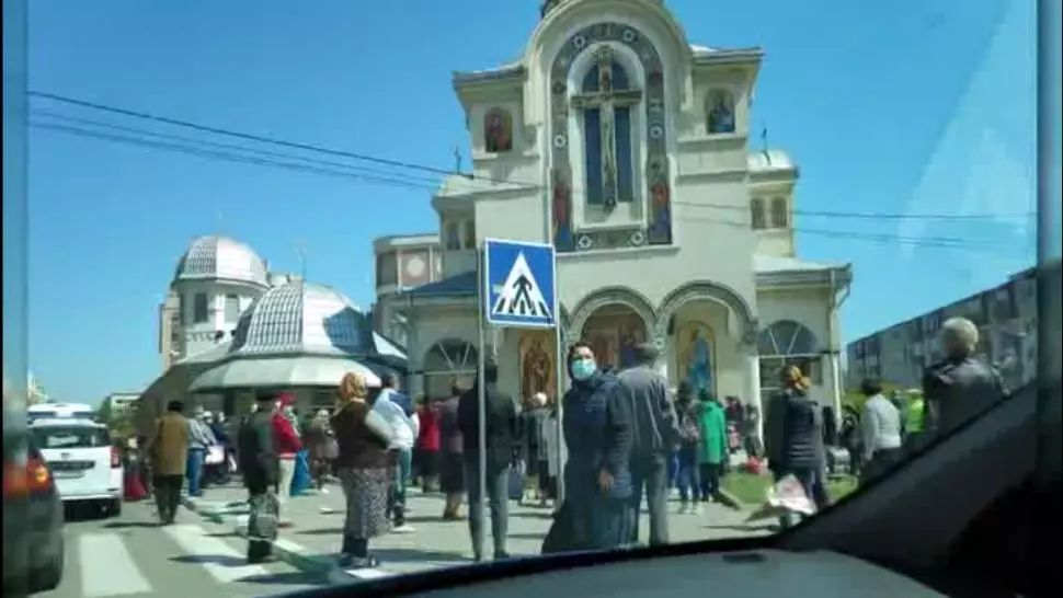 Au sfidat restricțiile pentru a lua apă sfințită. Preotul s-a ales cu o amendă de 2.000 lei