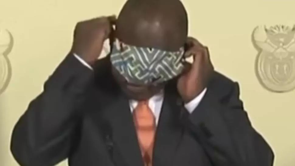 VIDEO Râde o lume întreagă, a vrut să arate țării cum se pune masca