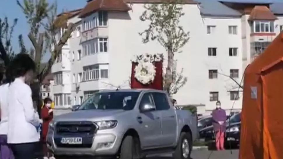 VIDEO Procesiune cu moaște pentru alungarea virusului