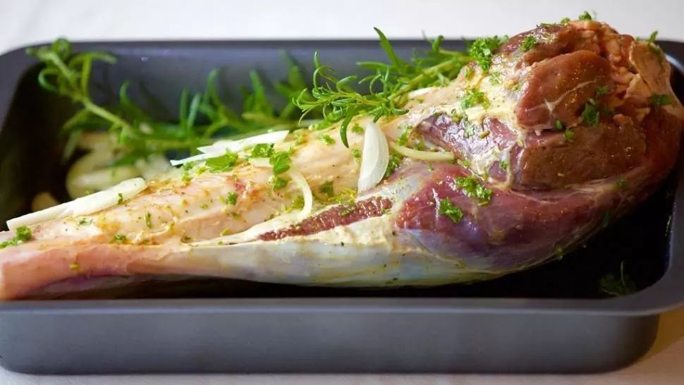 RETETE DE PASTE // Așa faci cea mai bună pulpă de miel la cuptor. Trucul simplu pentru o friptură perfectă