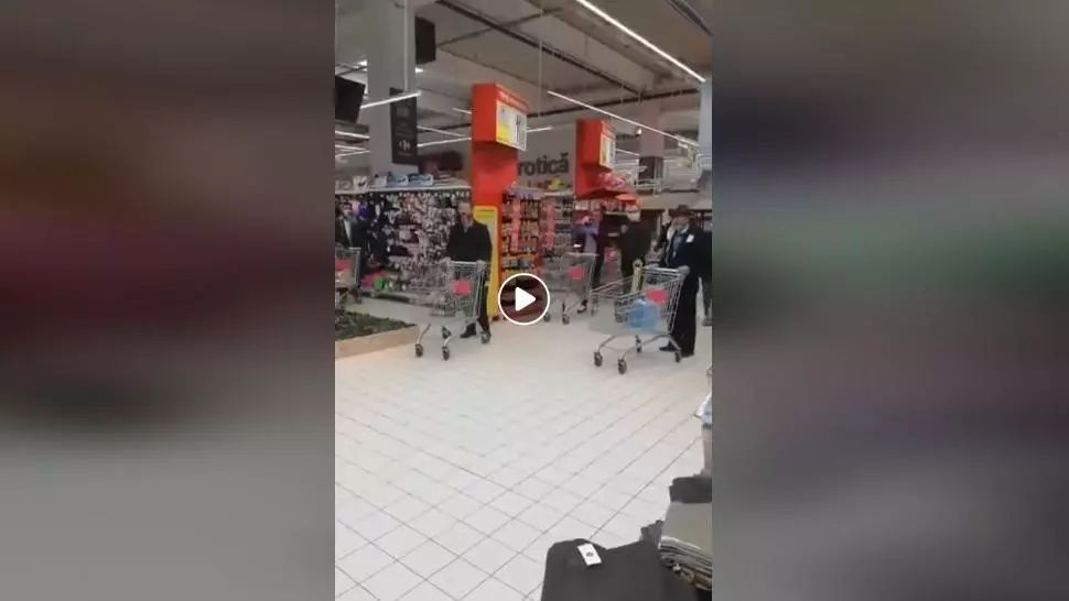 VIDEO - Imagini incredibile - Credincioșii au început să cânte "Hristos a înviat din morți..." în timp ce se aflau la coadă la supermarket