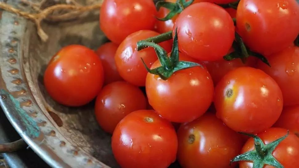 Adaugă acest ingredient în salata de roşii. Îi vei schimba complet gustul! Cine s-ar fi gândit?