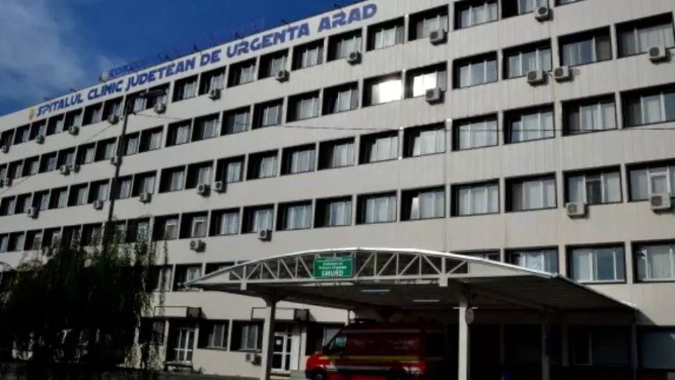 Demisii la Arad, după scandalul pacientei care a stat 6 ore cu un mort COVID-19 lângă ea