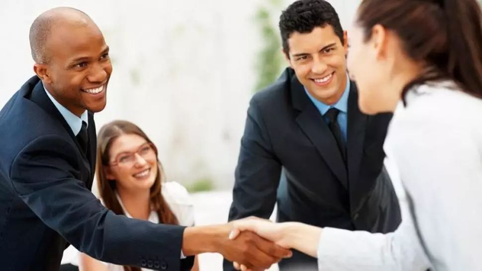 Ar putea pandemia de Covid-19 să pună capăt unui gest pe care îl facem de mii de ani?