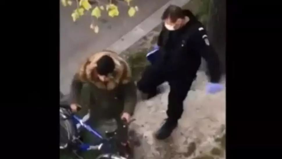 Jandarm filmat când lovește cu piciorul un tânăr, după ce îi verifică actele 
