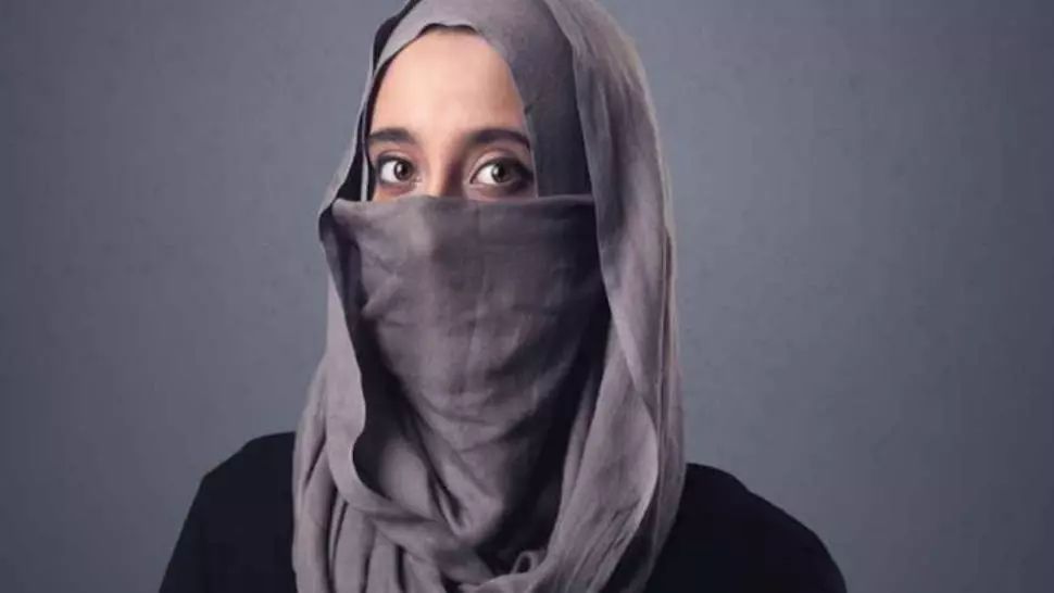 Şi-a dat vălul jos, după 19 ani în care şi-a ascuns faţa. Au fost șocați când i-au văzut chipul
