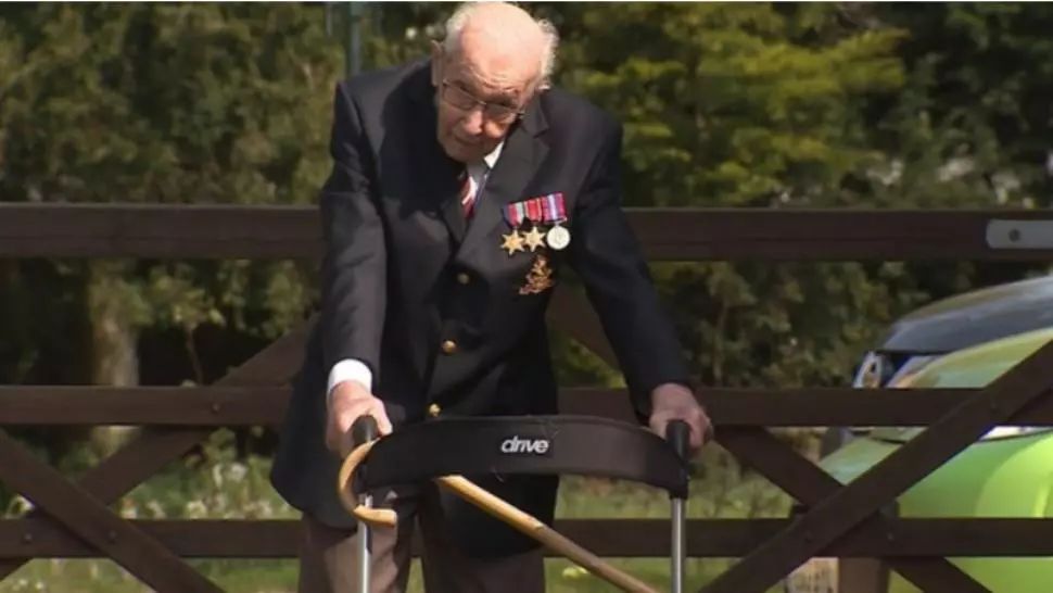 Un veteren în vârstă de 99 de ani din UK a reușit să strângă peste 5 milioane de lire sterline pentru NHS. Cum a făcut asta