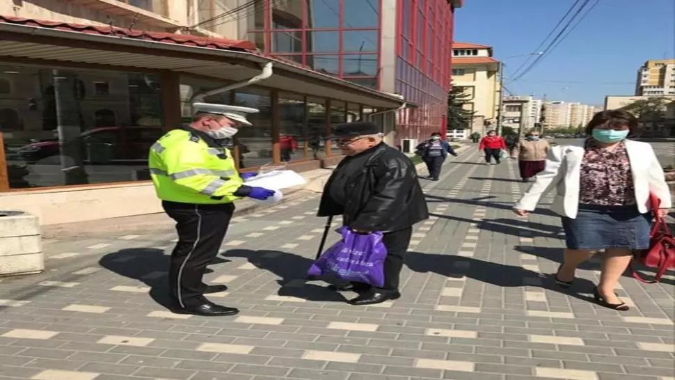 Materiale de protecție pentru vârstnicii din orașul Zalău de la polițiștii locali