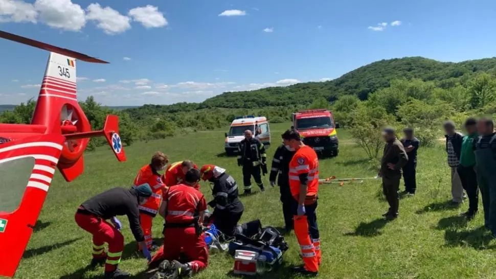 Tânăr de 20 de ani în comă după ce o creangă a căzut peste el, în județul Cluj