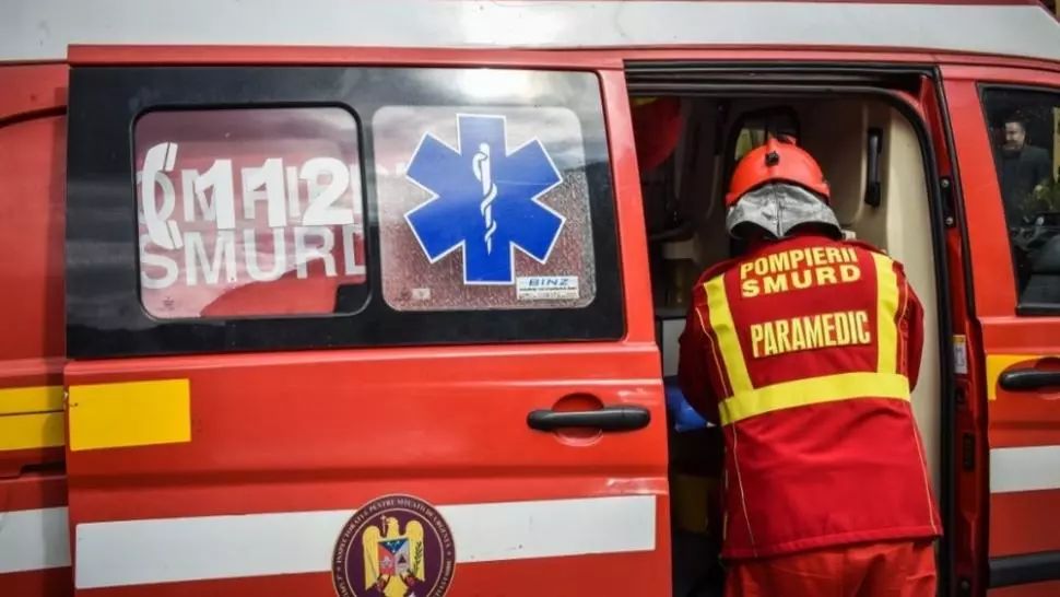 O cisternă încărcată cu lapte s-a răsturnat în Pasul Tihuța. Șoferul a decedat