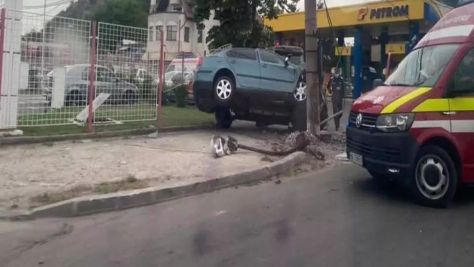 Două persoane rănite în urma unui accident provocat de un șofer băut, în Slatina