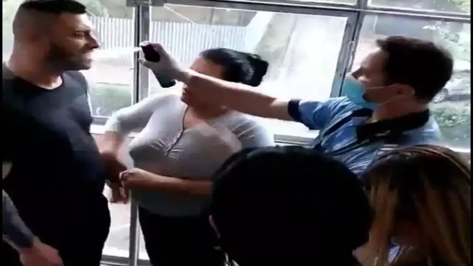  Scandal finalizat cu spray lacrimogen într-un bloc din Galați