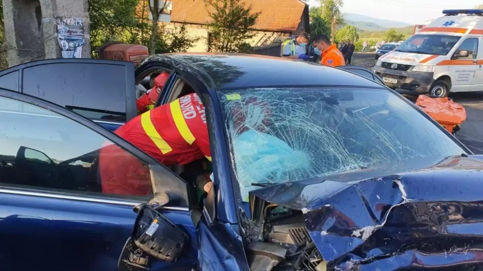 Tragedie în Timiș: un mort și doi răniți, după impactul nimicitor cu un TIR