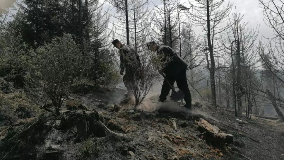 Misiunea de stingere continuă în zona Csiszer, Gheorgheni. Acțiunea e îngreunată de vântul puternic și de lipsa surselor de apă