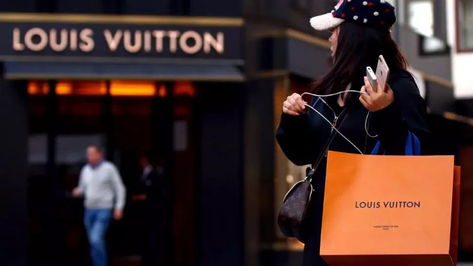 Coadă la Louis Vuitton în centrul Vienei, după redeschiderea magazinelor