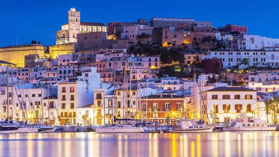 Ibiza şi Mallorca se vor deschide pentru turişti abia în august