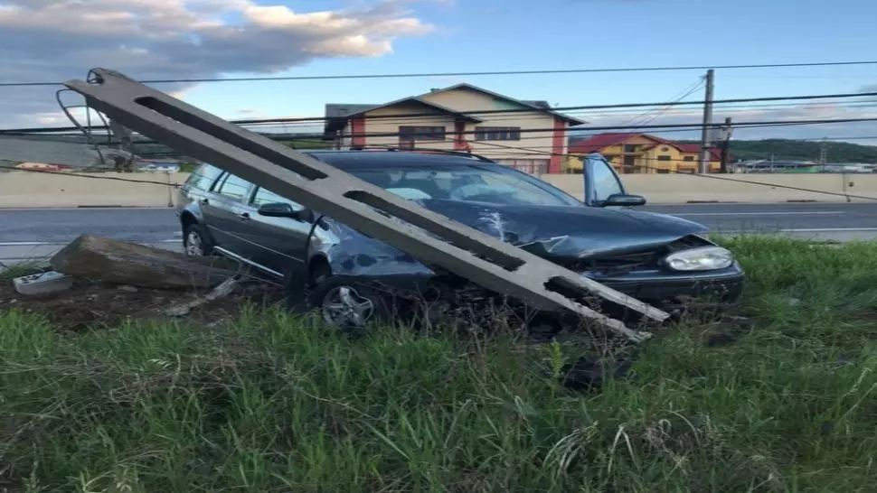 Stâlp de electricitate dărâmat la pământ și trafic blocat în urma unui accident rutier în județul Argeș