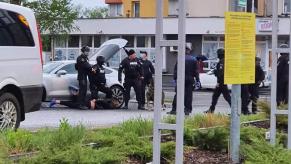 Fiul unui deputat PSD, săltat după scandalul cu săbii între clanuri, de la supermarketul din Baia Mare