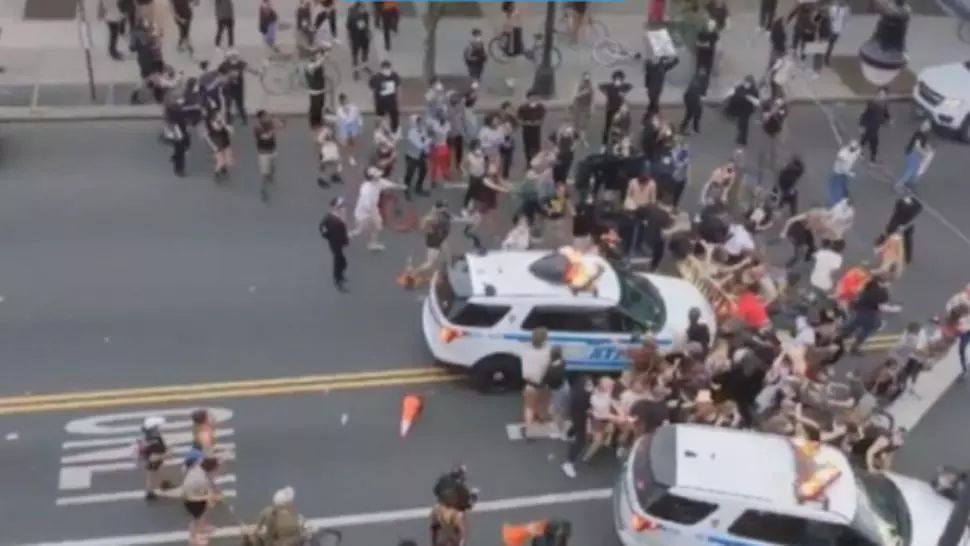 Imagine uluitoare la New York. O mașină de poliție lovește mulțimea în plin