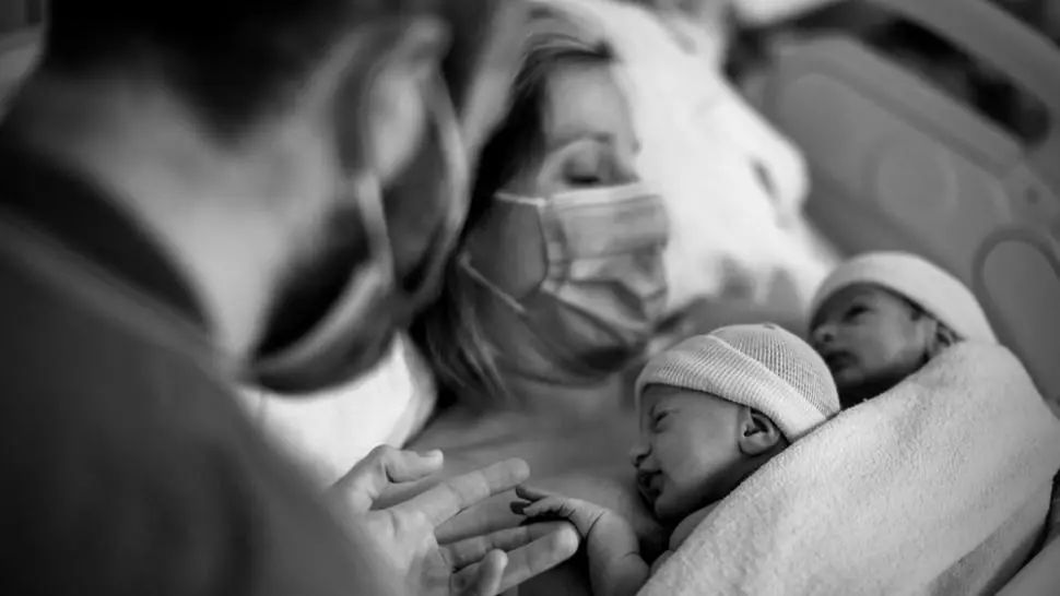 Proaspătă mămică de gemeni, vindecată de COVID-19 și externată din spital. Fetițele sunt sănătoase