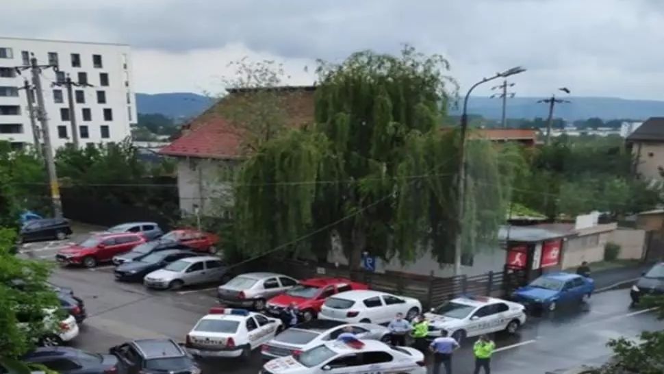 Argeș: Un șofer care avea în mașină doi condamnați urmăriți național a fugit de Poliție