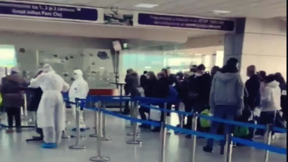 Ieșenii se tem mai tare de sărăcie decât de COVID-19! Aeroportul din Iași, plin de oameni care pleacă la muncă în Germania