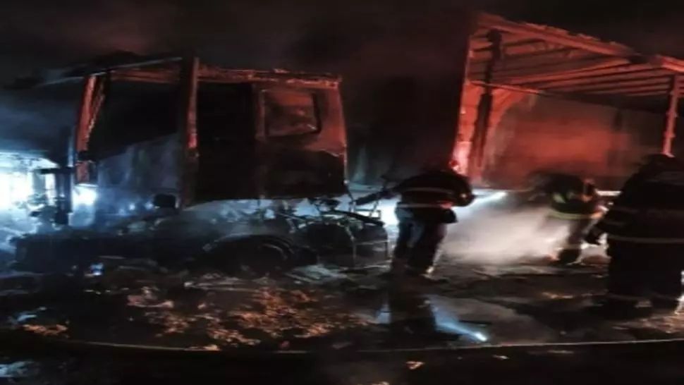 Un autocamion aflat în curtea unui depozit de lemne a luat foc. Trei autospeciale au intervenit pentru stingerea incendiului