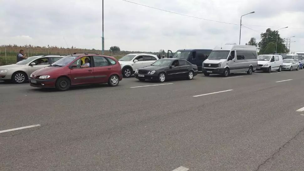 Protest spontan la frontiera la Nădlac 1, unde se așteaptă 3 ore pentru intrarea în România