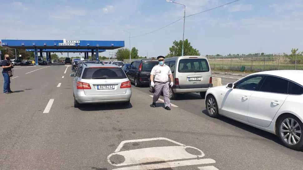 Timpi mari de așteptare la vama Nădlac: 3 ore pentru ieșira din România și 2 ore pentru intrare. Vezi MOTIVELE