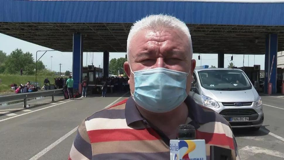 Românii care vin în țară pe jos s-au plâns prefectului de Arad. Află CARE sunt motivele