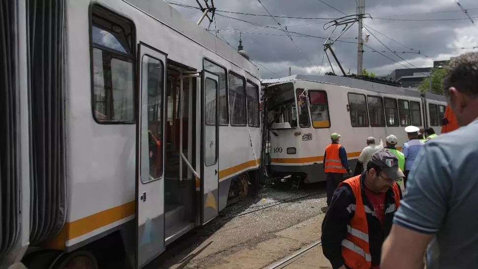 VIDEO  Momentul în care două tramvaie s-au ciocnit în Capitală. Filmare din cabina vatmanului