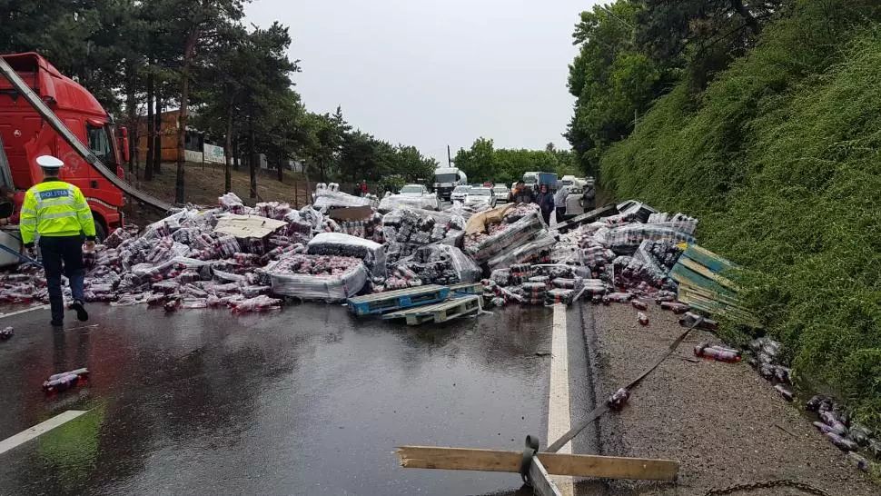   Autoutilitară răsturnată la intrare în Râmnicu Sărat. Sute de sticle de suc împrăștiate pe carosabil