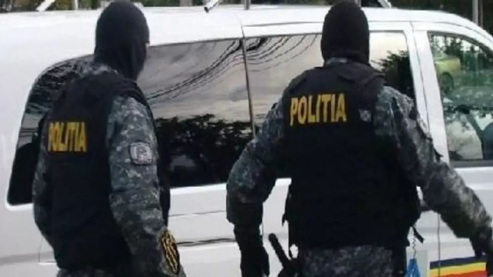 VIDEO Mascații au descins la sediul unei foste consiliere a Vioricăi Dăncilă