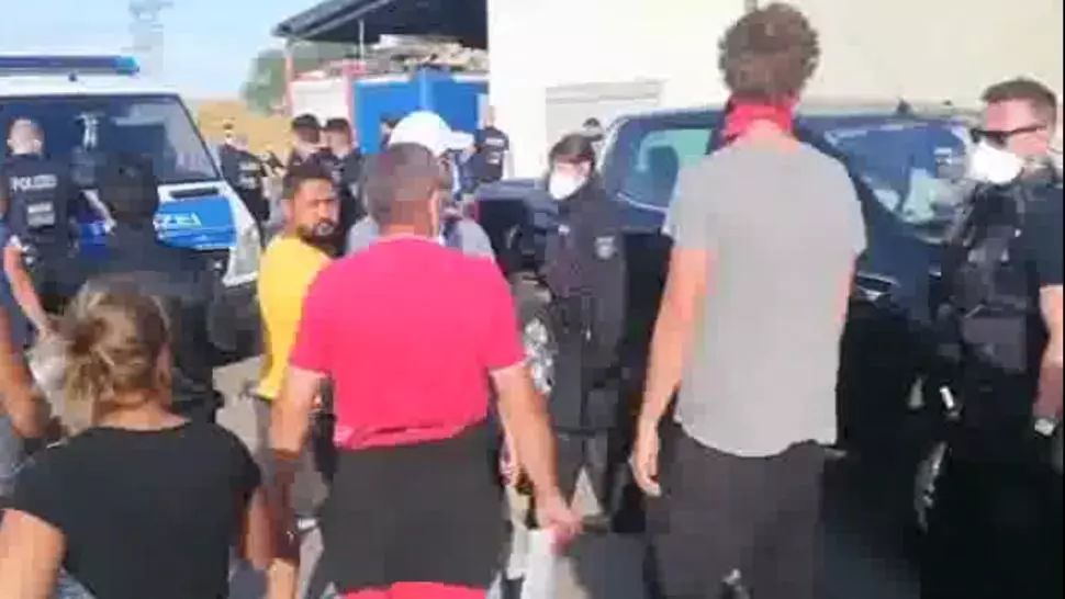 Protest spontan al românilor plecați la muncă în Germania. CE spune Ministru Muncii