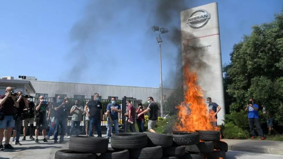 Proteste la Barcelona ca urmare a închiderii fabricii Nissan. 2.800 de oameni vor fi disponibilizați