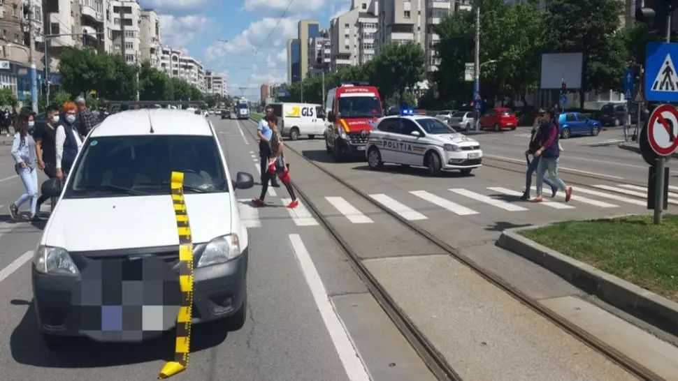  Craiova: Bărbat lovit de mașină. Pietonul nu a respectat culoarea semaforului