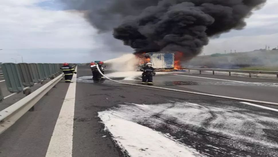 Incendiu pe Autostrada A1, pe sensul de mers Sibiu-Sebeș. Arde o remorcă cu uleiuri de mașini