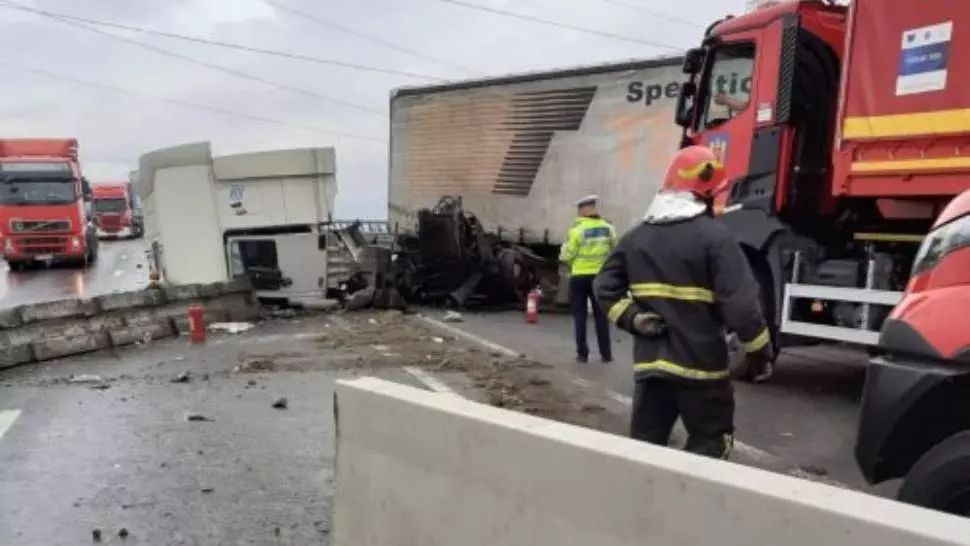 Accident grav, în Brașov. Un TIR a fost rupt în două: o victimă
