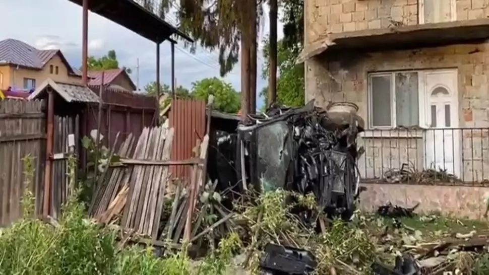 Accident teribil la Găești. S-a înfipt cu autoturismul în gardul unei gospodării