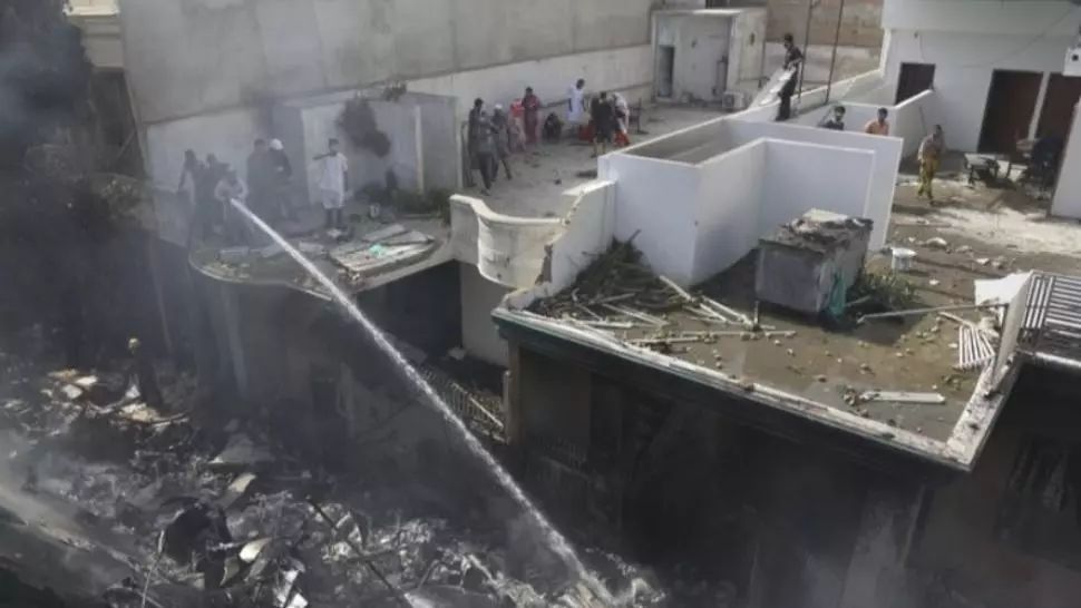 VIDEO Bilanțul tragediei aviatice din Pakistan: 97 de morți, cel puțin 2 supraviețuitori