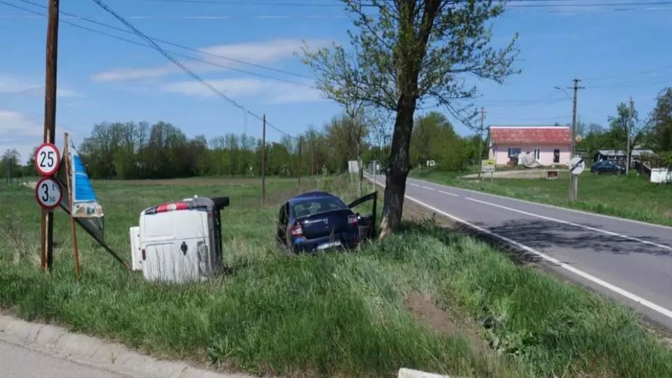 Accident grav în județul Botoșani, două autoturisme au ajuns pe câmp FOTO