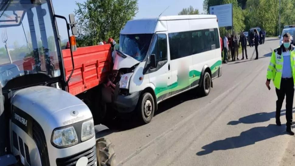 FOTO Accident în judeţul Cluj! Impact violent între un tractor şi un microbuz