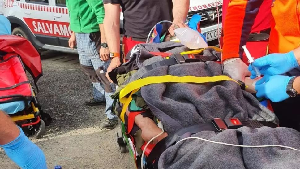 Accident grav, un motociclist băut şi fără permis s-a oprit într-un pom