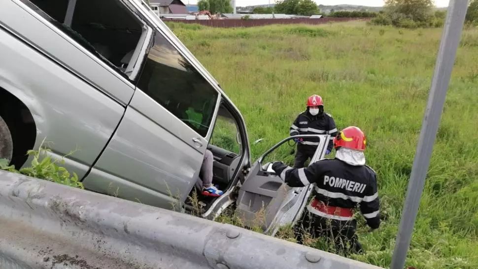 FOTO Accident spectaculos, a zburat cu mașina peste parapet, pe A1