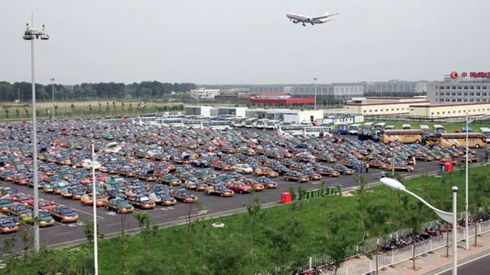 Vânzările auto s-au prăbușit în România, piața a scăzut cu mai bine de o treime