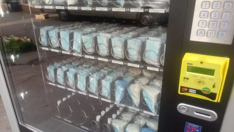 VIDEO | Primul automat din țară cu mănuși, măști și gel dezinfectant, la Sibiu