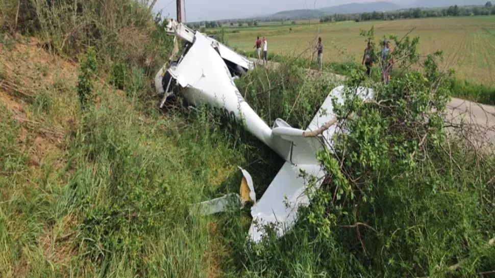 FOTO : Avion de mici dimensiuni, aterizare forțată în județul Alba. Pilotul a ajuns la spital