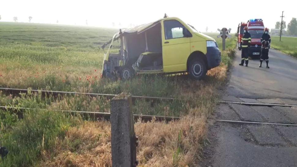 Accident feroviar în Olt. Autoutilitară lovită de un tren de pasageri