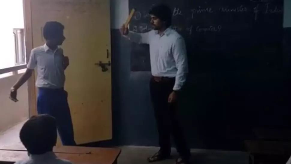 Profesorul l-a pedepsit crunt pentru că întârzia la ore. Într-o zi, i-a aflat secretul tulburător